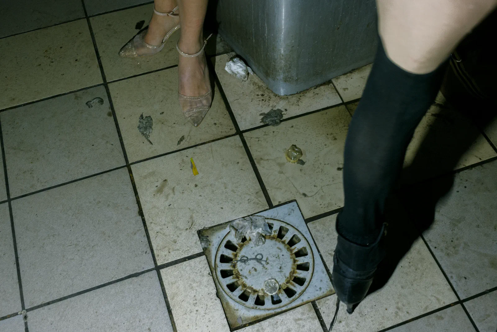 Dans l’un des renfoncements du cinéma, des toilettes servent d’espace de retrait. Certaines travestis s’y isolent avec un nouvel amant, tandis que d’autres y retouchent leur maquillage.