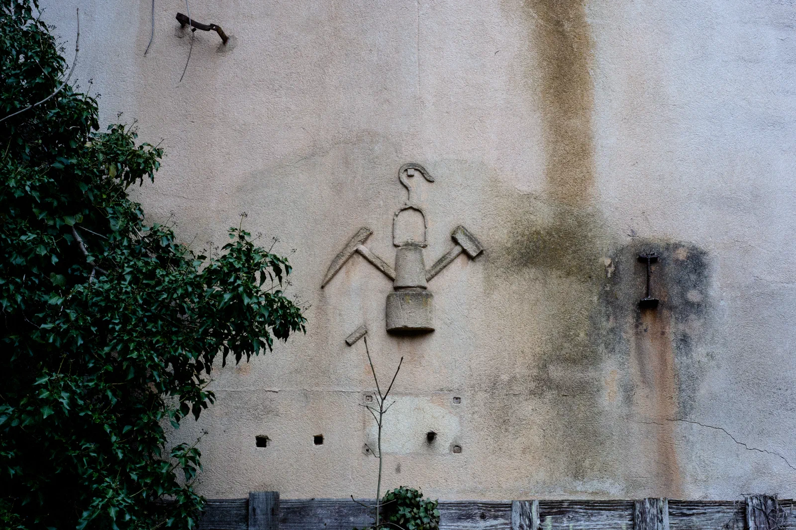 L'ancien blason de la mine de wolfram, au Mazet.
