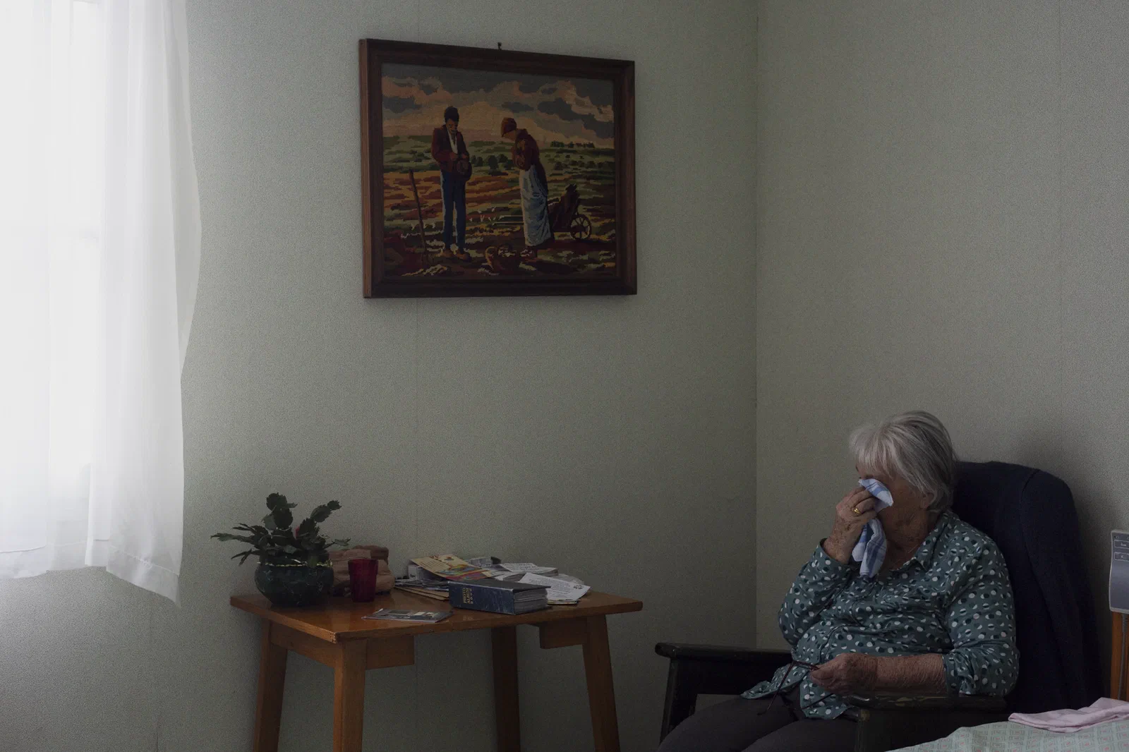 Mme Leroux occupe seule une chambre de la maison de retraite d'Echassières. Elle pleure en repensant à son défunt mari, mort en 1997 d'une silicose après avoir travaillé dans la mine de charbon de Saint-Eloy-les-Mines la majeure partie de sa vie. Vous savez, la mine elle nous a beaucoup donné, mais aujourd'hui je la regrette.